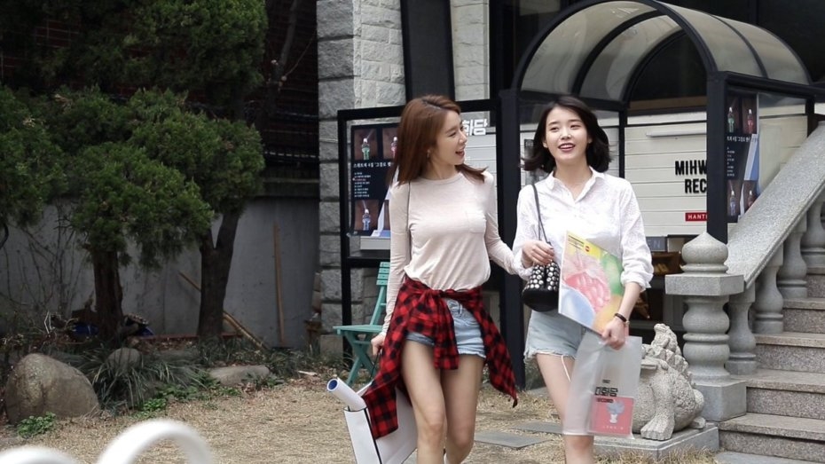 Yoo In Na lại chia sẻ tình bạn thân thiết với IU gây thích thú