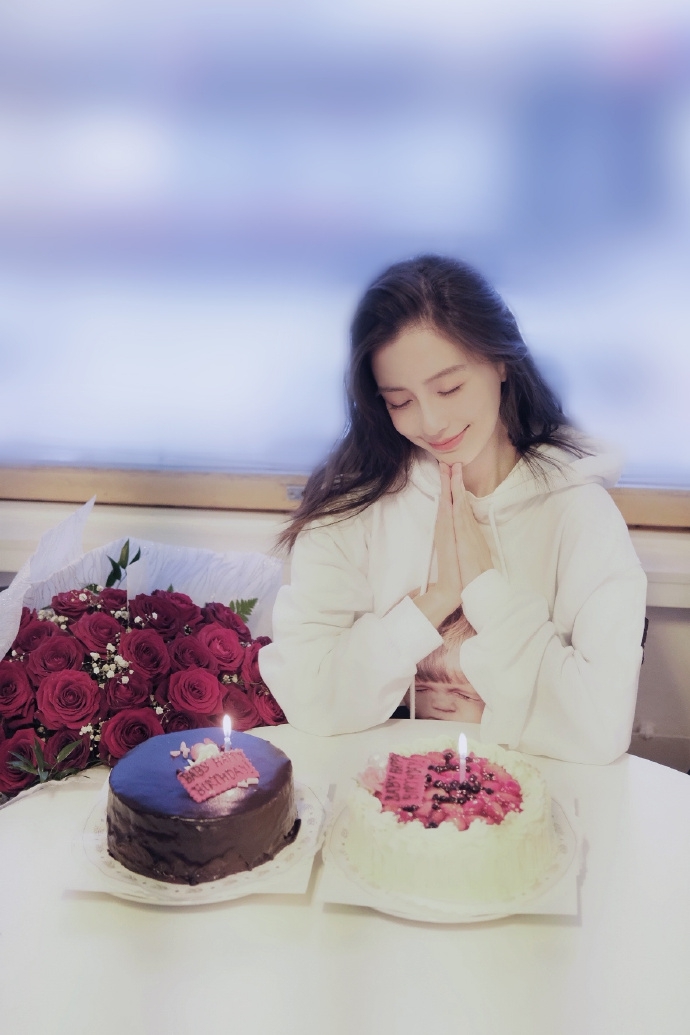 AngelaBaby khoe nhan sắc thiếu nữ trong tiệc sinh nhật 31 tuổi