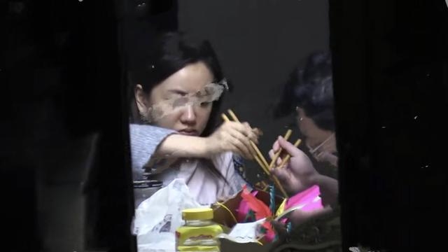 Dương Dung lộ ảnh đang thân mật bên người đàn ông lạ mặt