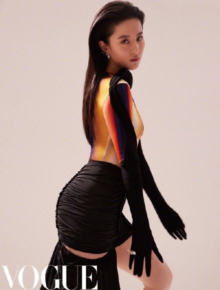 Lưu Diệc Phi lần đầu lên bìa tạp chí Vouge danh tiếng