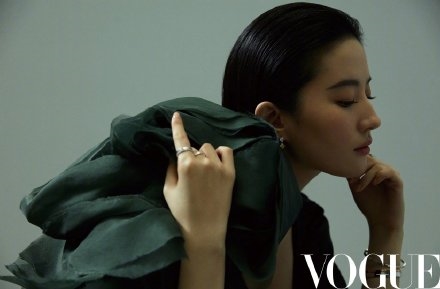Lưu Diệc Phi lần đầu lên bìa tạp chí Vouge danh tiếng