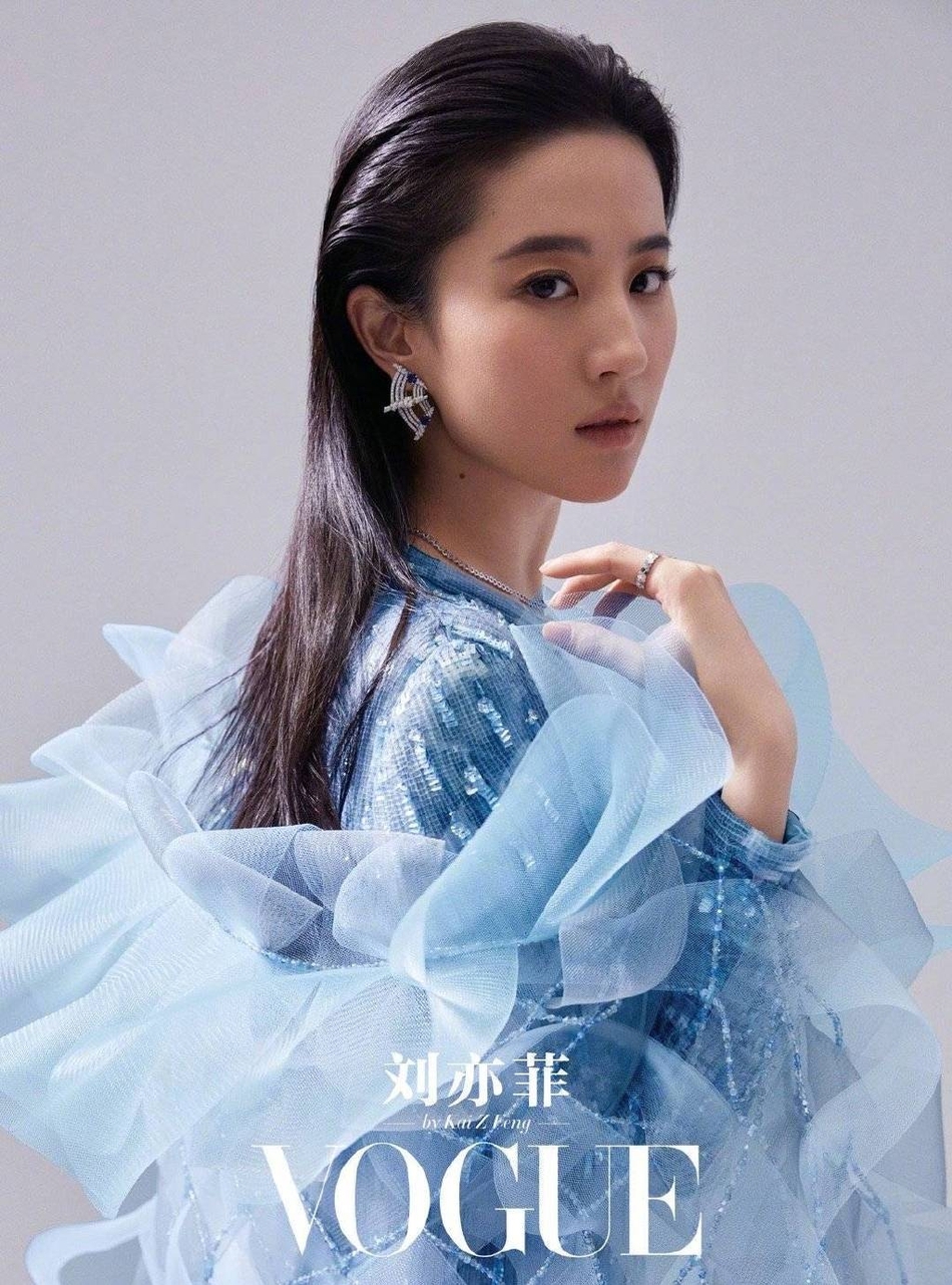 Lưu Diệc Phi lần đầu lên bìa tạp chí Vouge danh tiếng