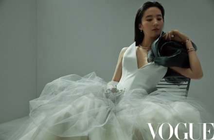 Lưu Diệc Phi lần đầu lên bìa tạp chí Vouge danh tiếng