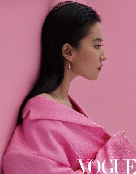 Lưu Diệc Phi lần đầu lên bìa tạp chí Vouge danh tiếng