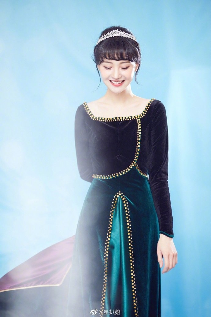 Trịnh Sảng hóa công chúa Anna của Frozen đốn tim netizen