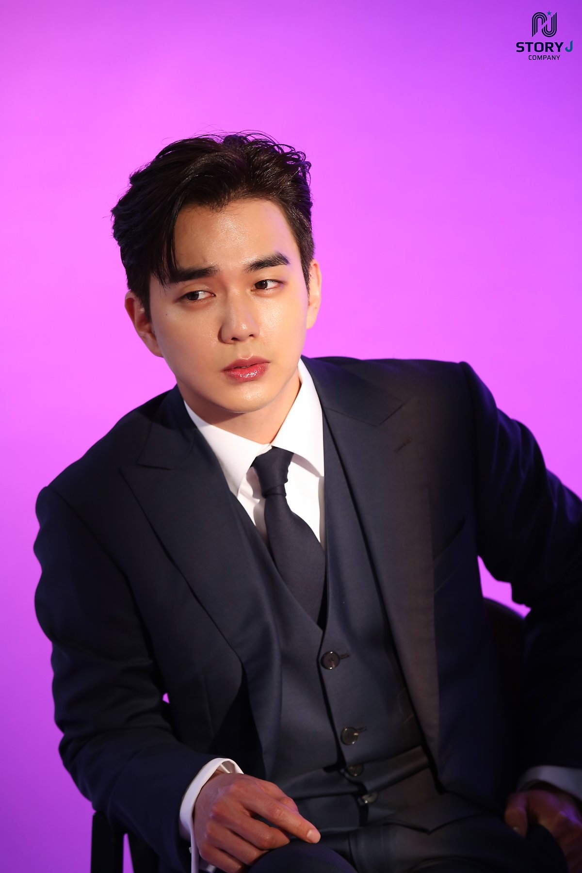 Yoo Seung Ho tung bộ ảnh hậu trường chụp poster drama mới