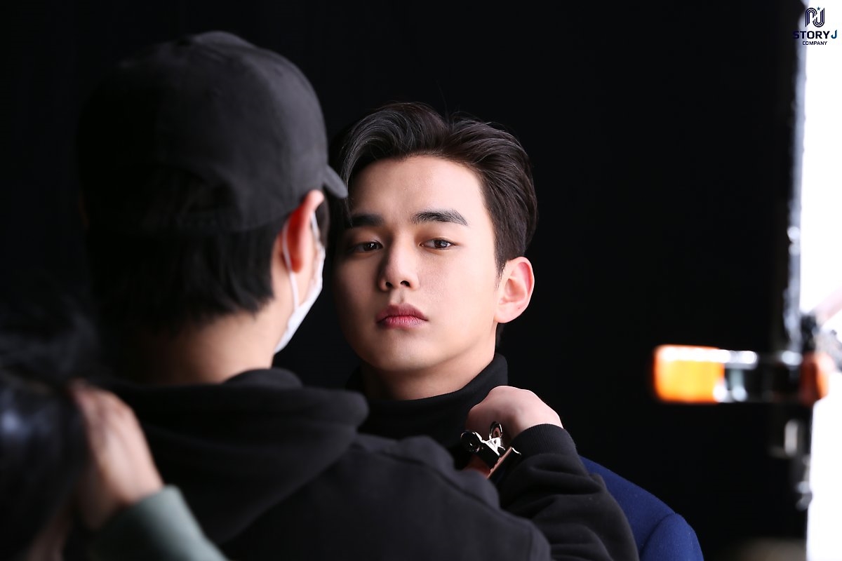 Yoo Seung Ho tung bộ ảnh hậu trường chụp poster drama mới