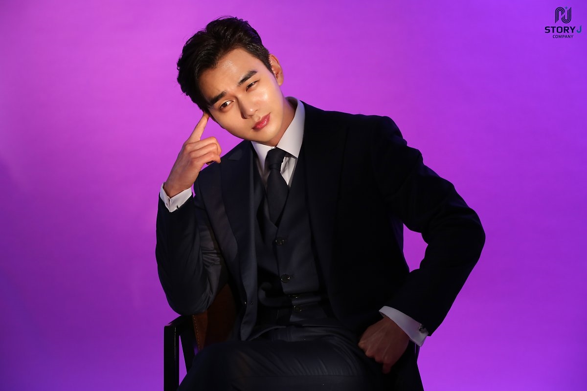 Yoo Seung Ho tung bộ ảnh hậu trường chụp poster drama mới