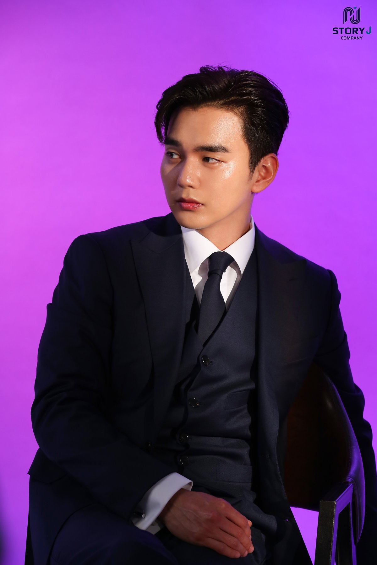 Yoo Seung Ho tung bộ ảnh hậu trường chụp poster drama mới