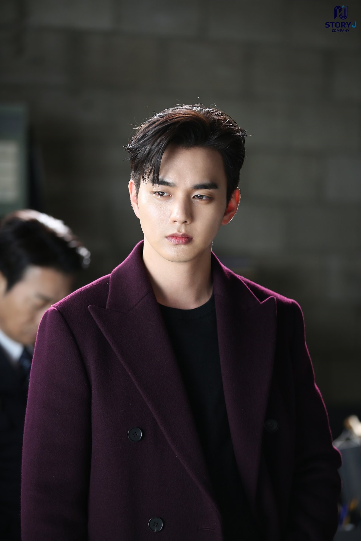 Yoo Seung Ho tung bộ ảnh hậu trường chụp poster drama mới