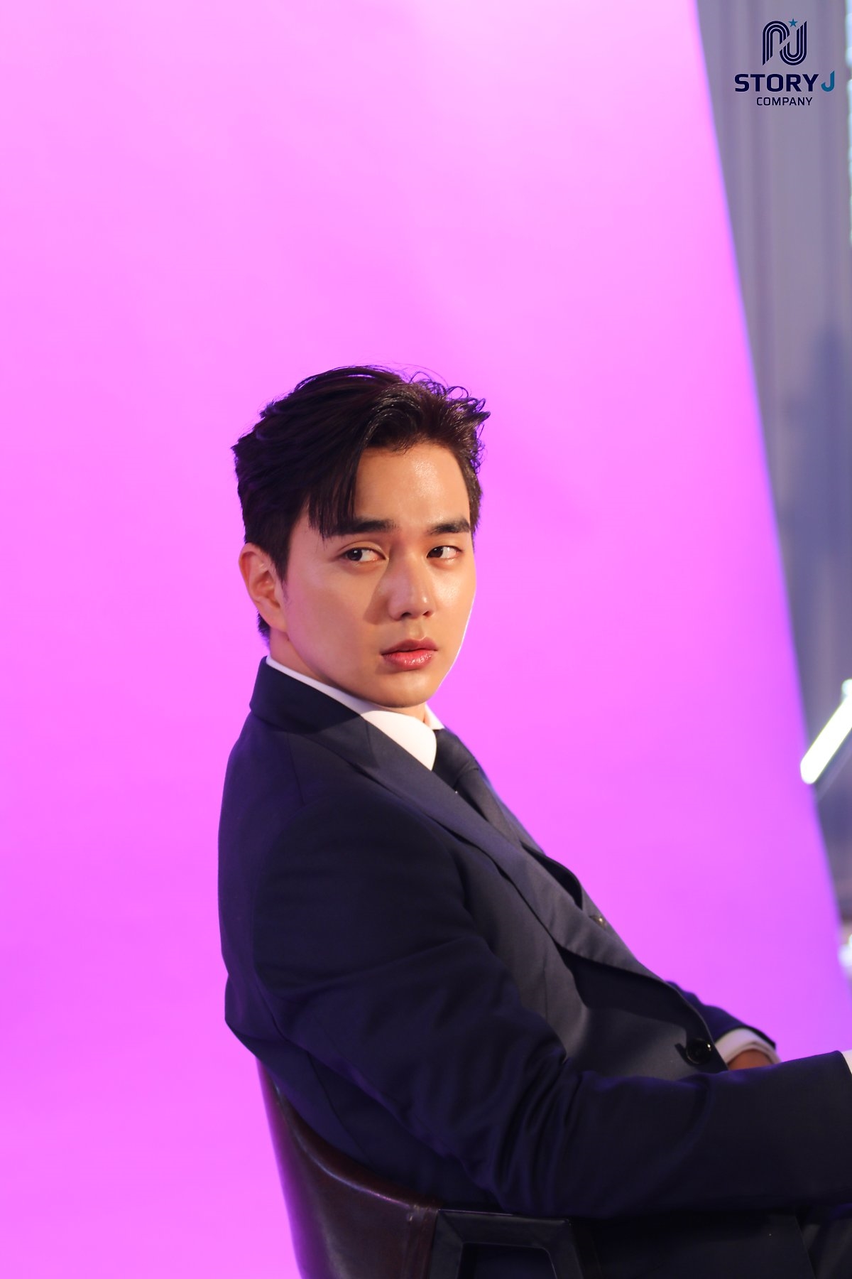 Yoo Seung Ho tung bộ ảnh hậu trường chụp poster drama mới
