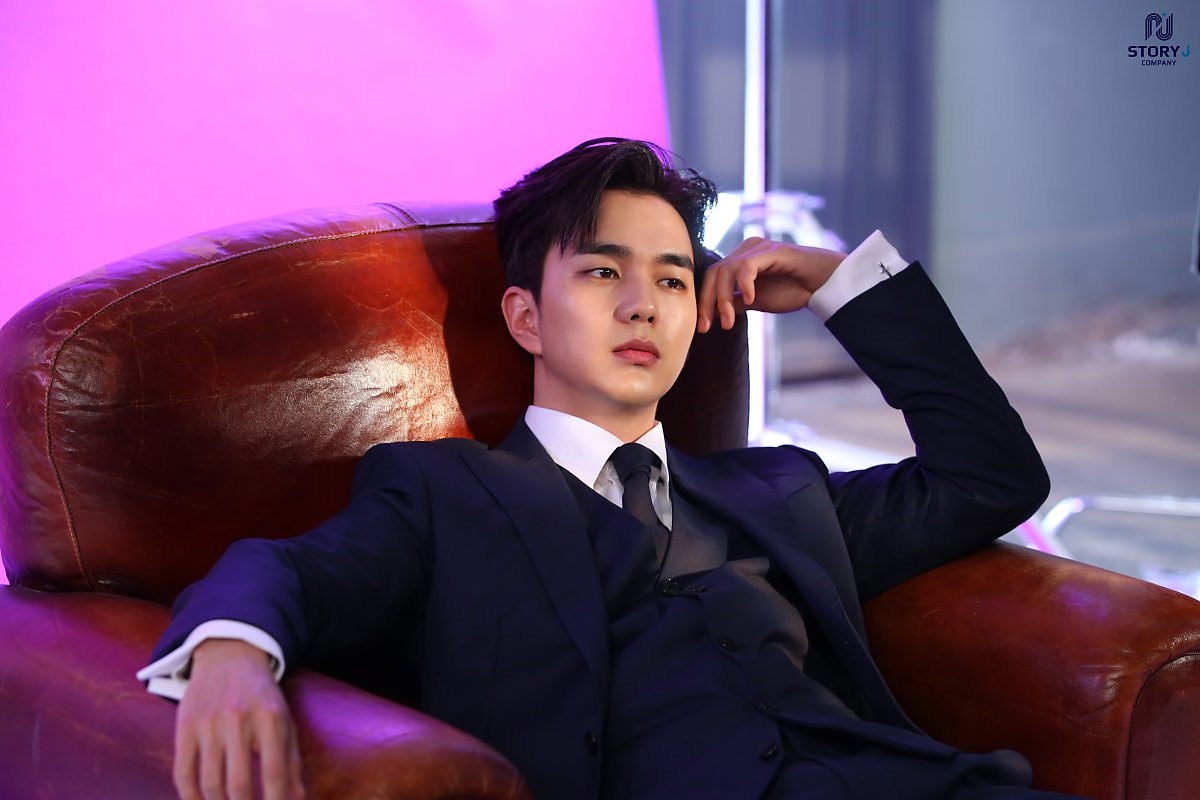 Yoo Seung Ho tung bộ ảnh hậu trường chụp poster drama mới
