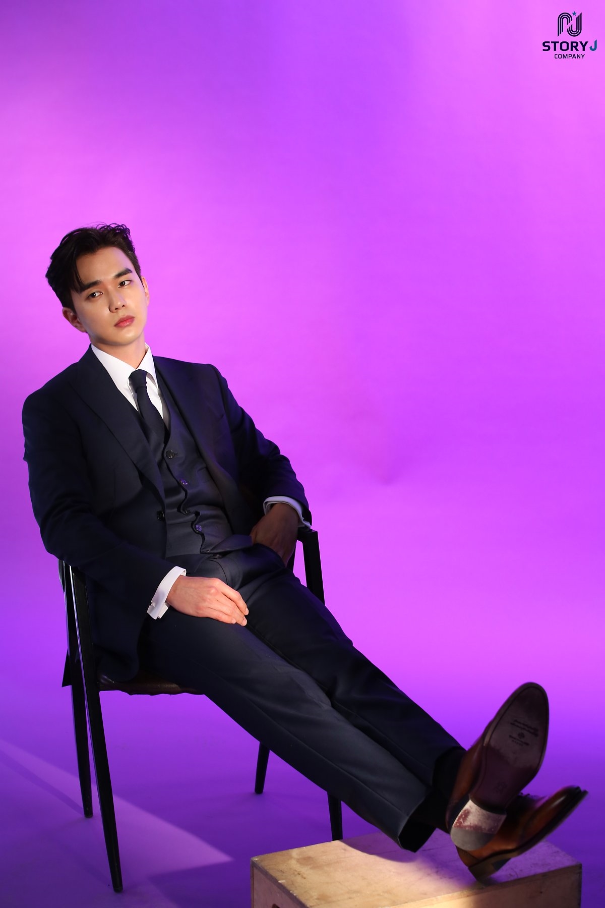 Yoo Seung Ho tung bộ ảnh hậu trường chụp poster drama mới