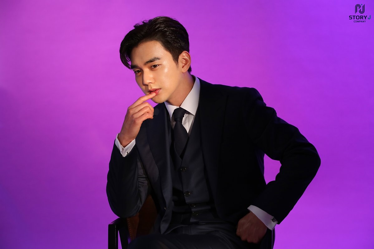 Yoo Seung Ho tung bộ ảnh hậu trường chụp poster drama mới