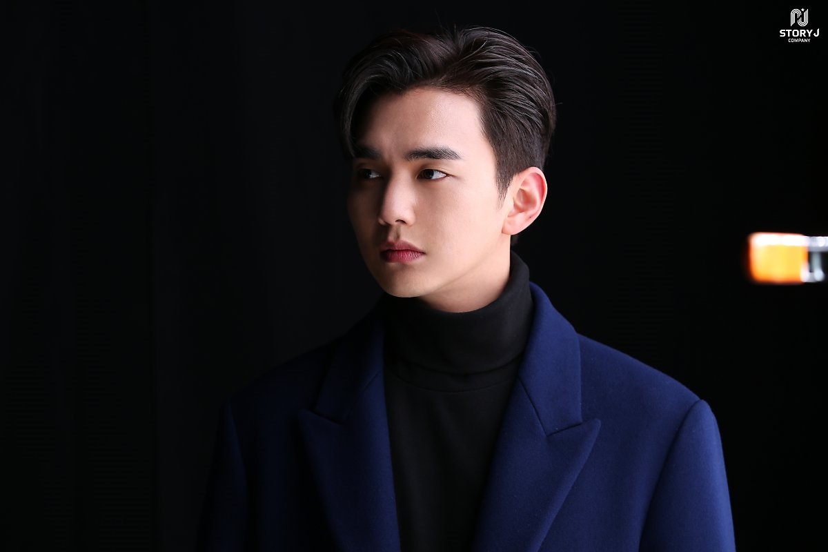Yoo Seung Ho tung bộ ảnh hậu trường chụp poster drama mới