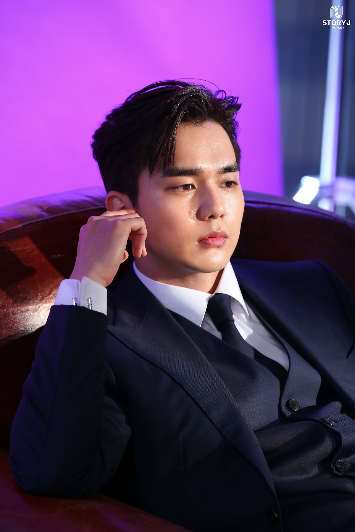 Yoo Seung Ho tung bộ ảnh hậu trường chụp poster drama mới