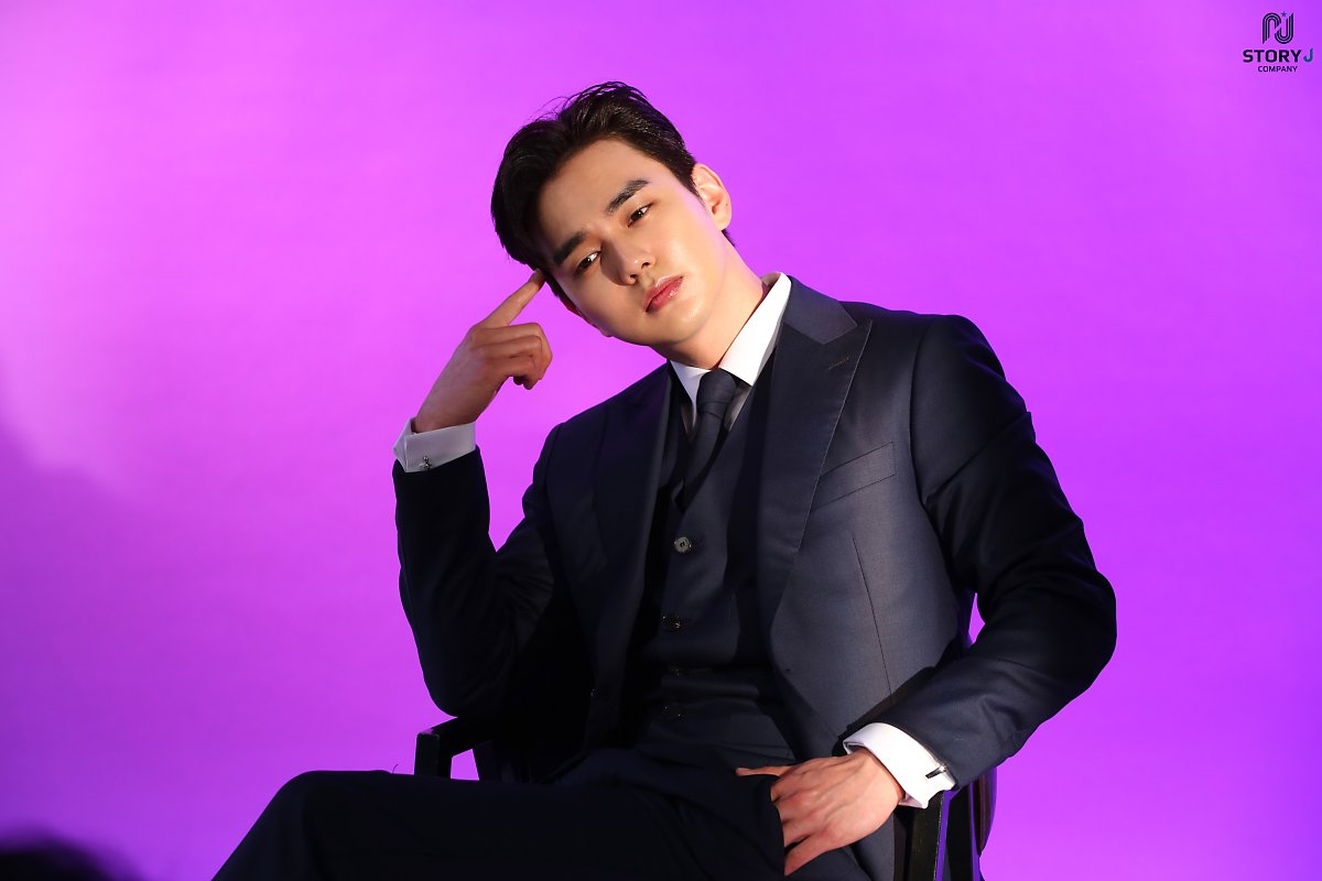 Yoo Seung Ho tung bộ ảnh hậu trường chụp poster drama mới