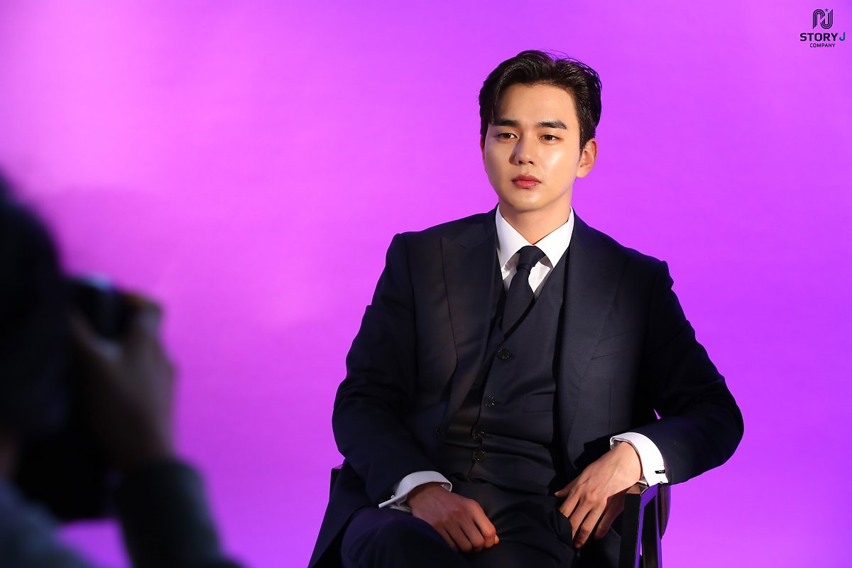 Yoo Seung Ho tung bộ ảnh hậu trường chụp poster drama mới