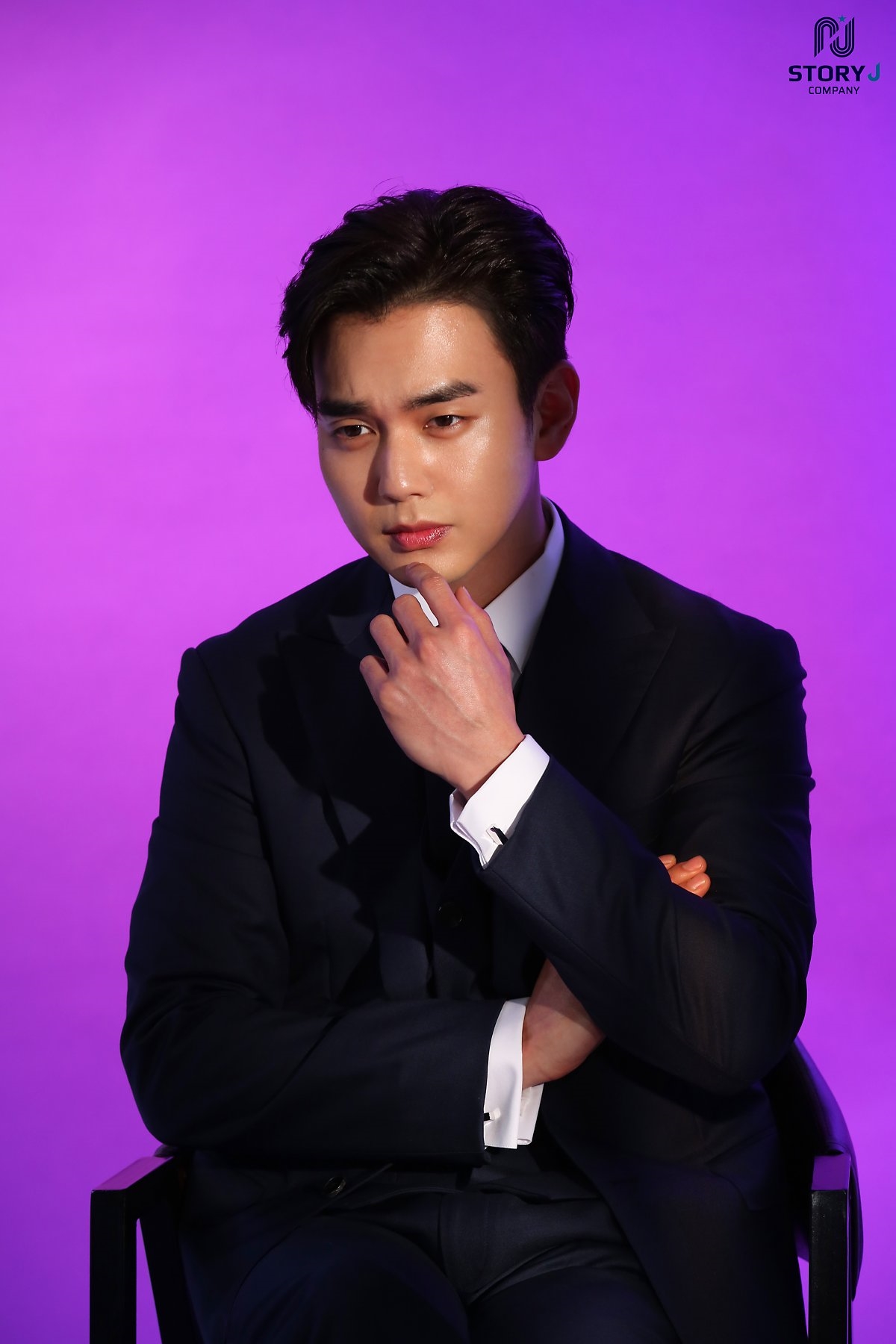 Yoo Seung Ho tung bộ ảnh hậu trường chụp poster drama mới