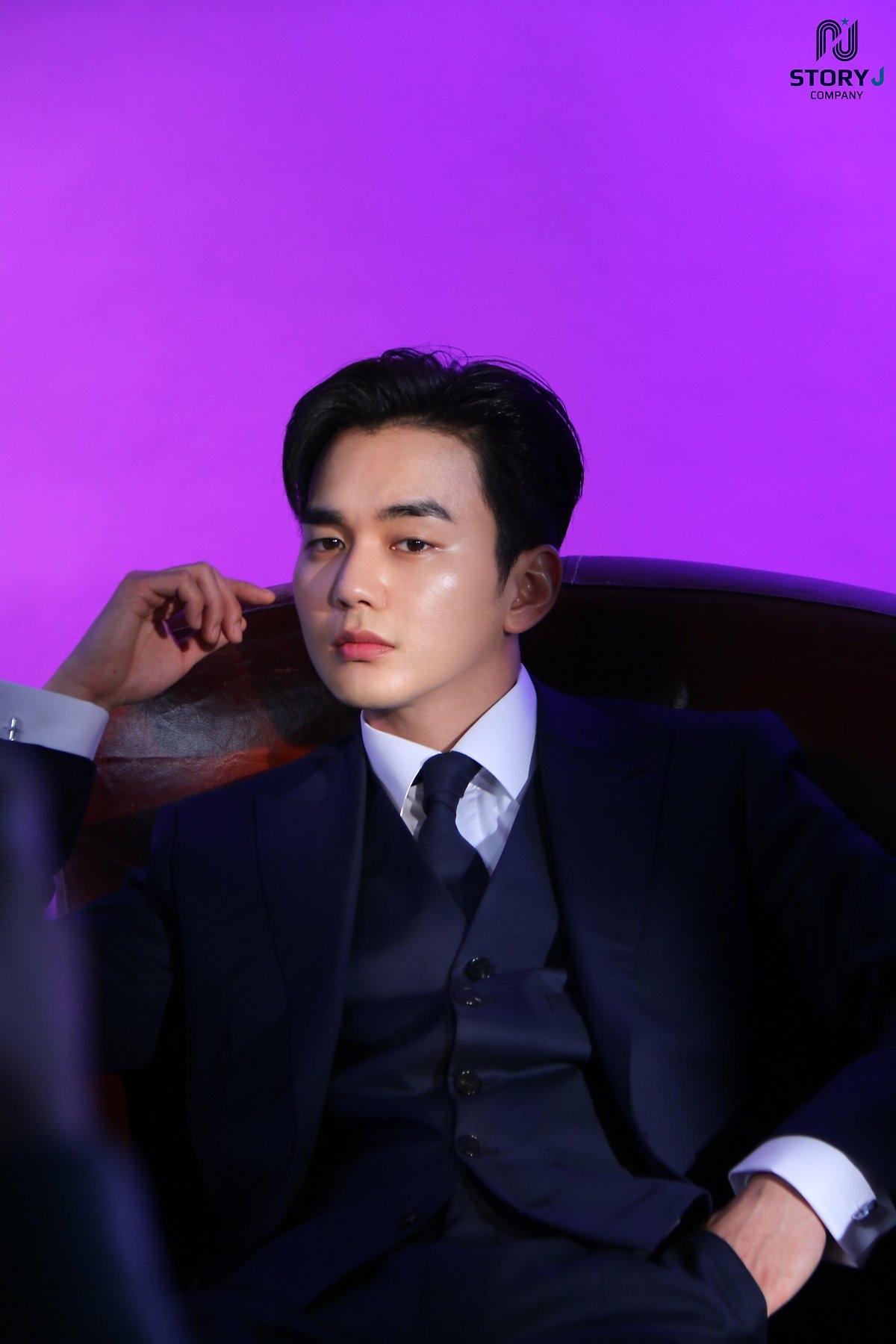 Yoo Seung Ho tung bộ ảnh hậu trường chụp poster drama mới