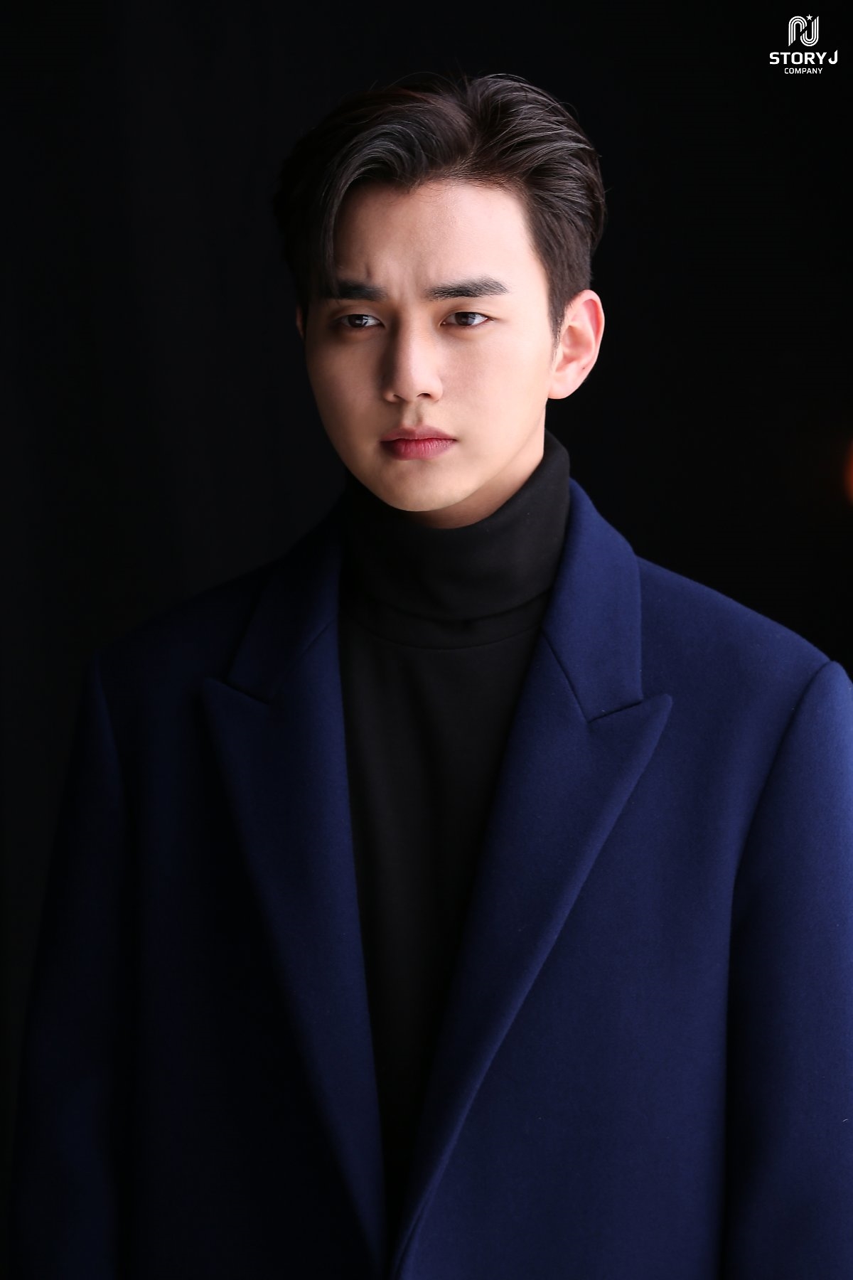 Yoo Seung Ho tung bộ ảnh hậu trường chụp poster drama mới