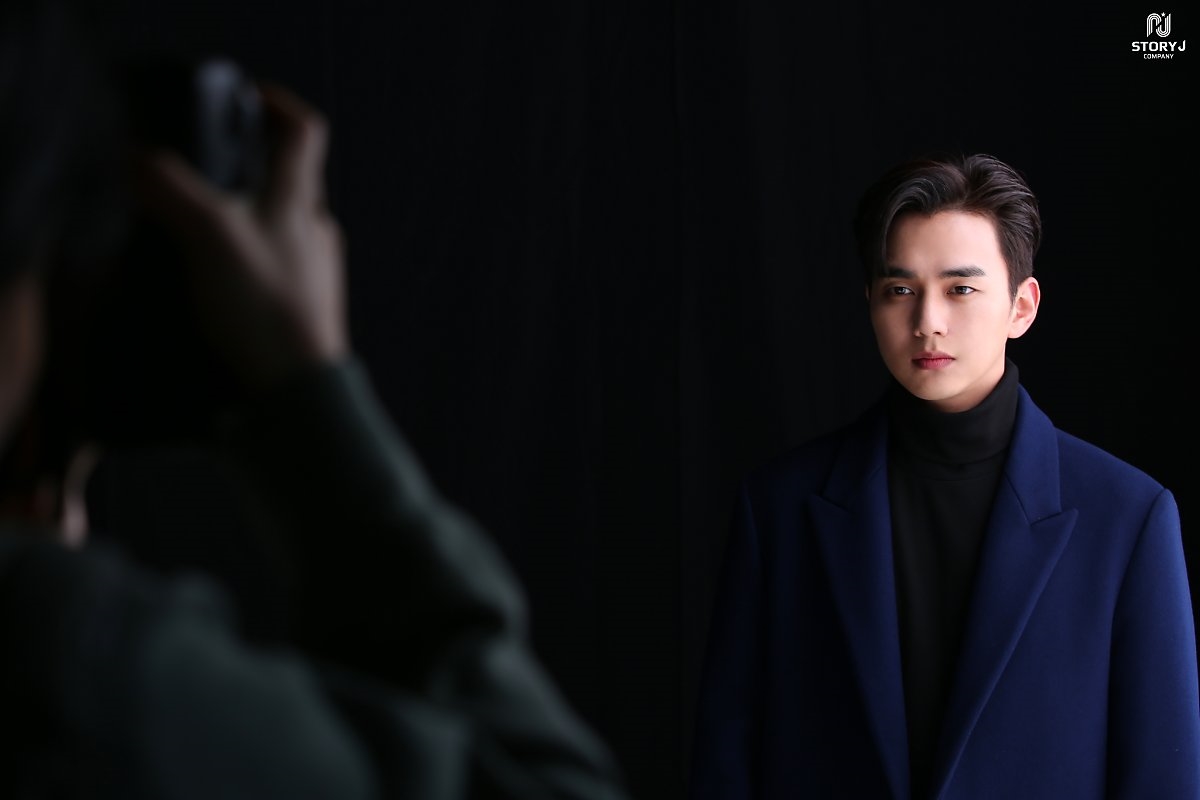 Yoo Seung Ho tung bộ ảnh hậu trường chụp poster drama mới