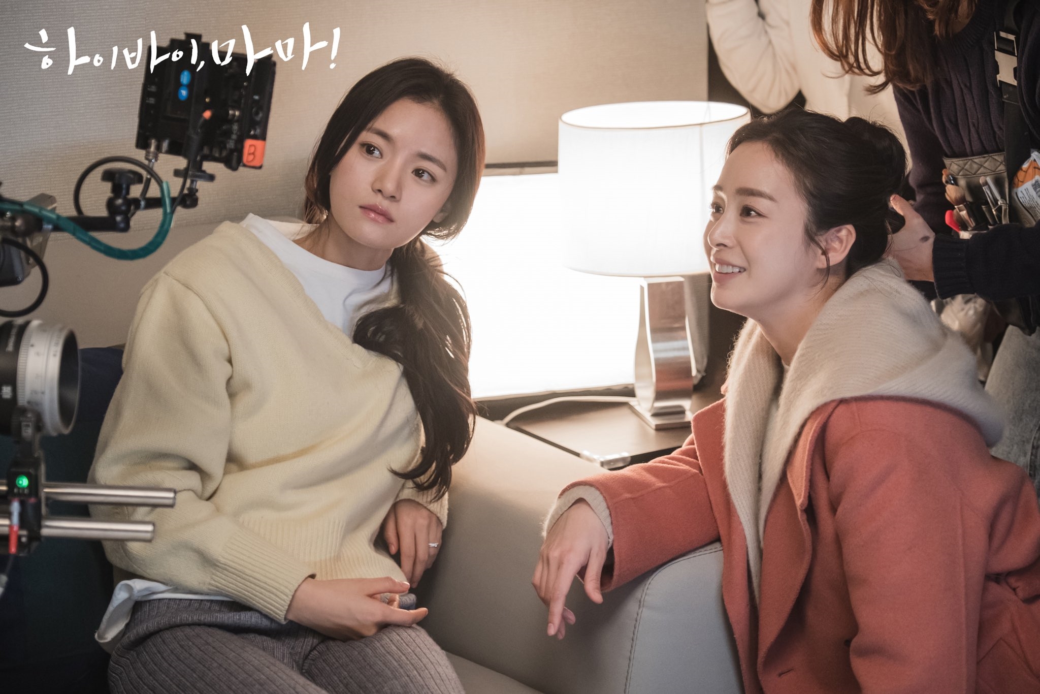 Kim Tae Hee gây tò mò trong hình ảnh mới của 'Hi Bye Mama'