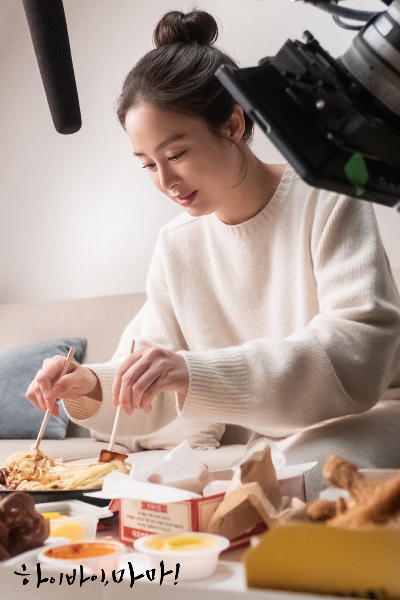 Kim Tae Hee gây tò mò trong hình ảnh mới của 'Hi Bye Mama'