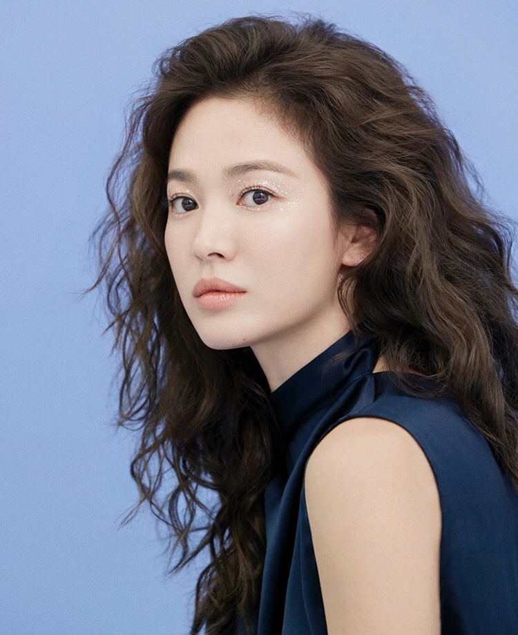 Song Hye Kyo tiếp tục bị chỉ trích vì đeo khẩu trang hớ hênh sai cách