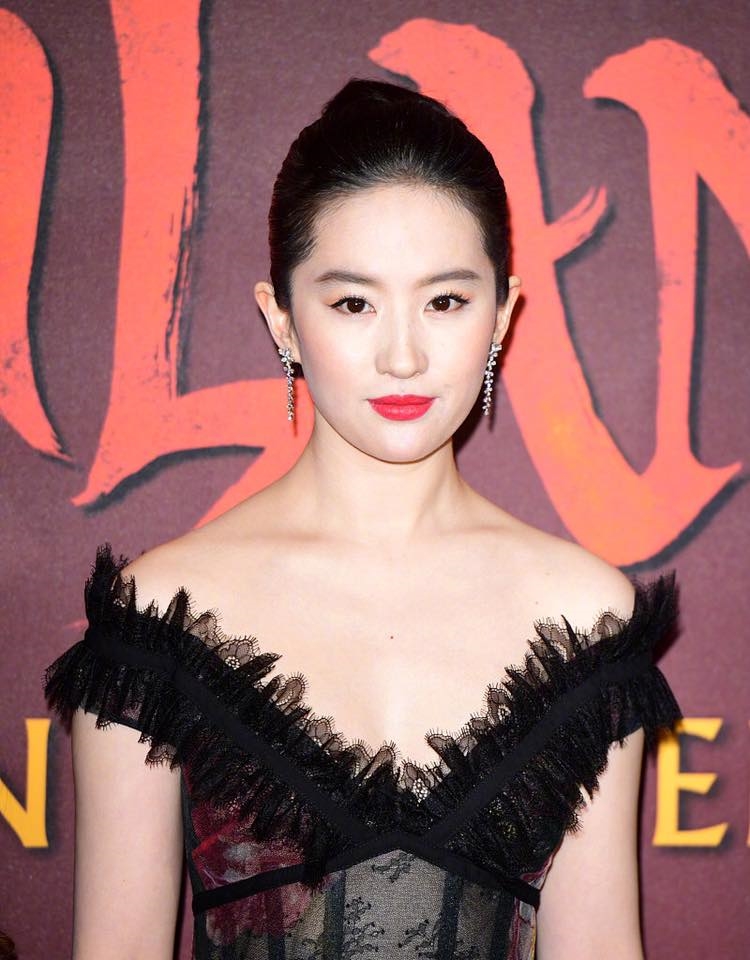 Lưu Diệc Phi hóa 'thiên nga đen', Mulan hoãn chiếu vì COVID-19