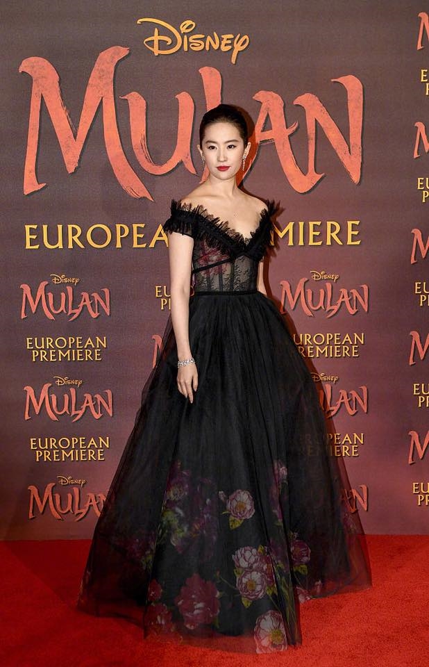 Lưu Diệc Phi hóa 'thiên nga đen', Mulan hoãn chiếu vì COVID-19