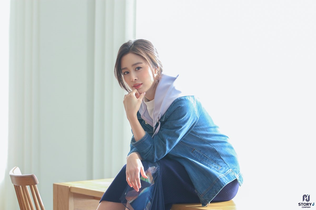 Kim Tae Hee tung bộ ảnh quảng cáo mới cực thanh lịch, duyên dáng