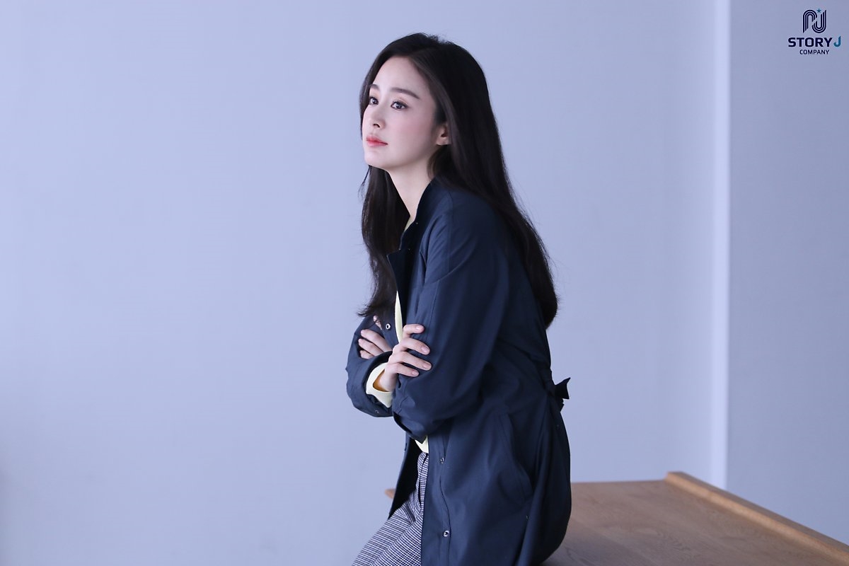 Kim Tae Hee tung bộ ảnh quảng cáo mới cực thanh lịch, duyên dáng