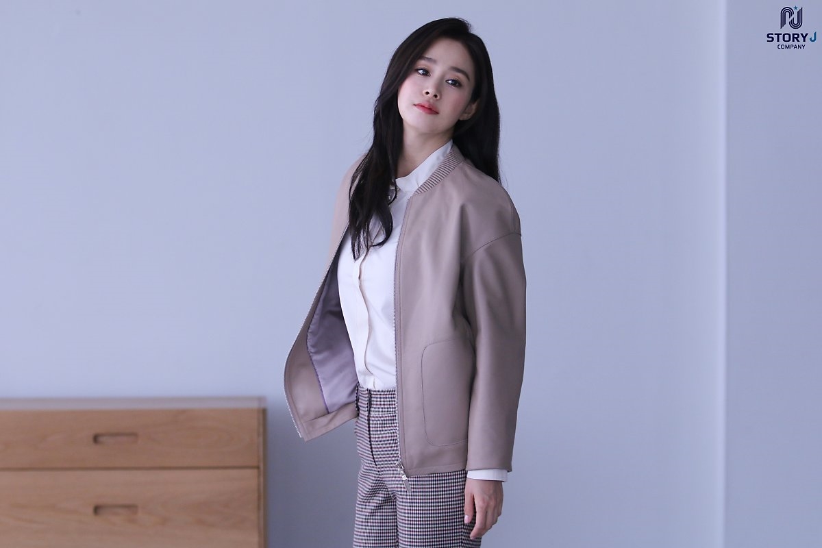 Kim Tae Hee tung bộ ảnh quảng cáo mới cực thanh lịch, duyên dáng