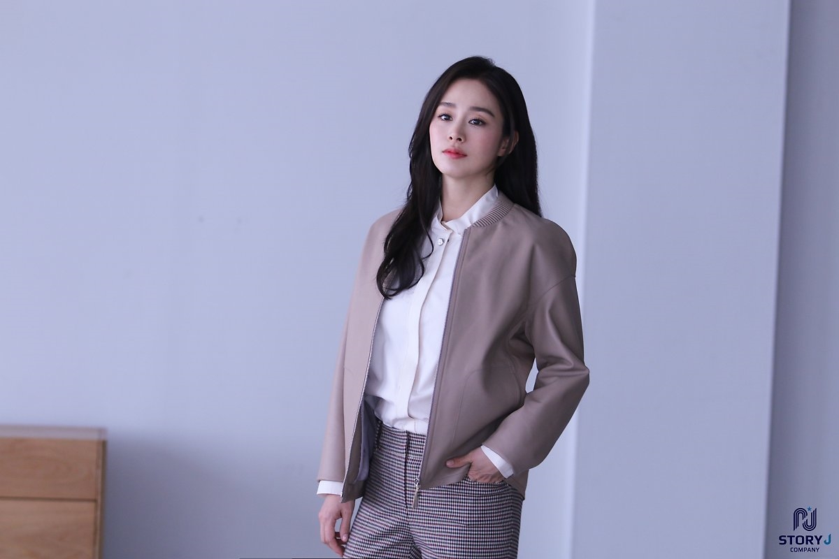 Kim Tae Hee tung bộ ảnh quảng cáo mới cực thanh lịch, duyên dáng