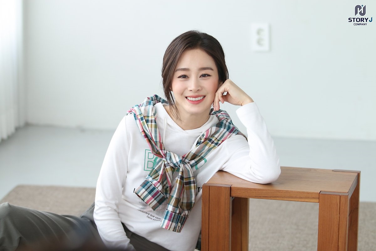 Kim Tae Hee tung bộ ảnh quảng cáo mới cực thanh lịch, duyên dáng