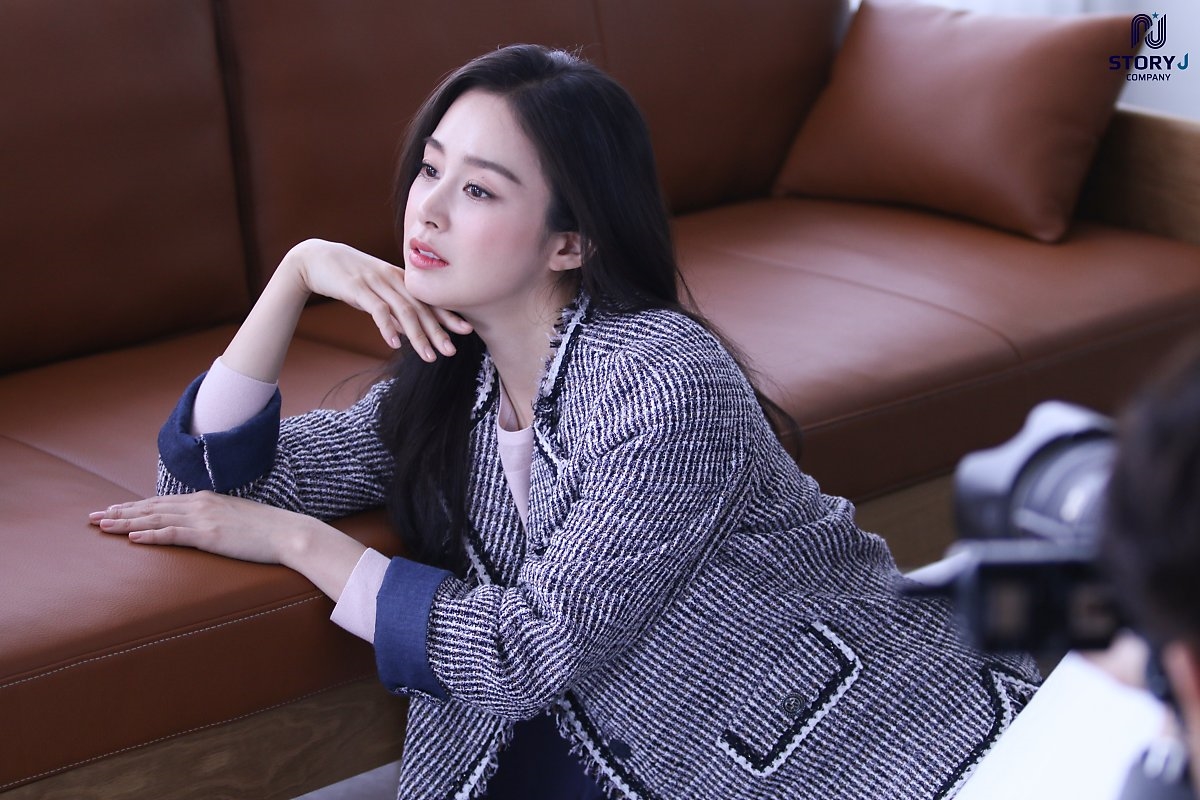 Kim Tae Hee tung bộ ảnh quảng cáo mới cực thanh lịch, duyên dáng
