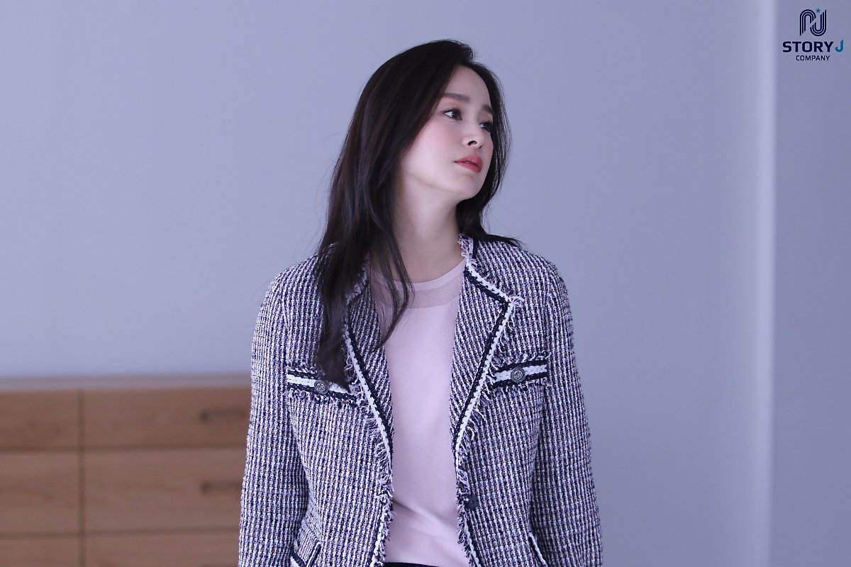 Kim Tae Hee tung bộ ảnh quảng cáo mới cực thanh lịch, duyên dáng