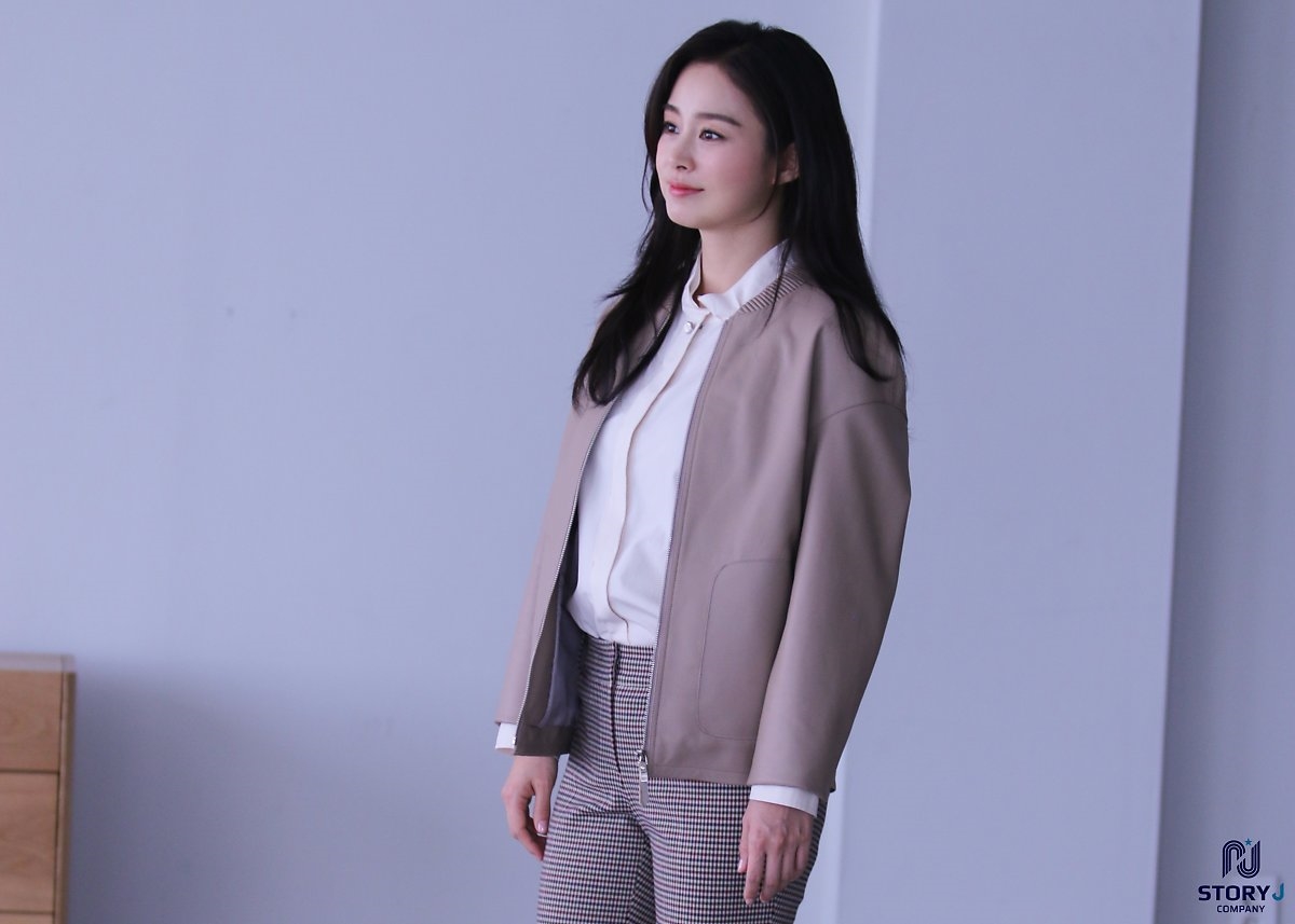 Kim Tae Hee tung bộ ảnh quảng cáo mới cực thanh lịch, duyên dáng