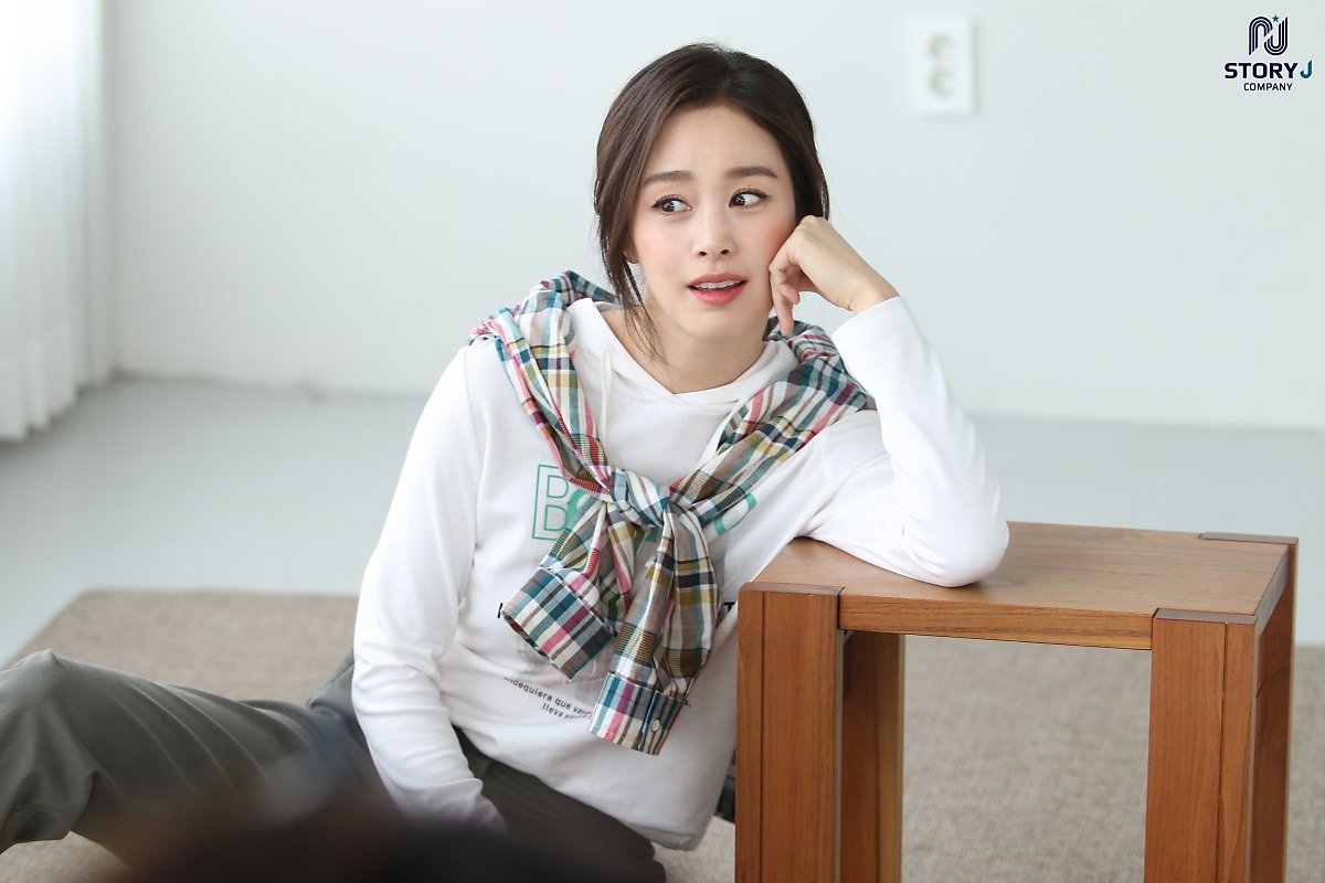 Kim Tae Hee tung bộ ảnh quảng cáo mới cực thanh lịch, duyên dáng