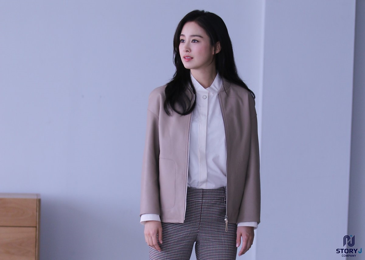 Kim Tae Hee tung bộ ảnh quảng cáo mới cực thanh lịch, duyên dáng