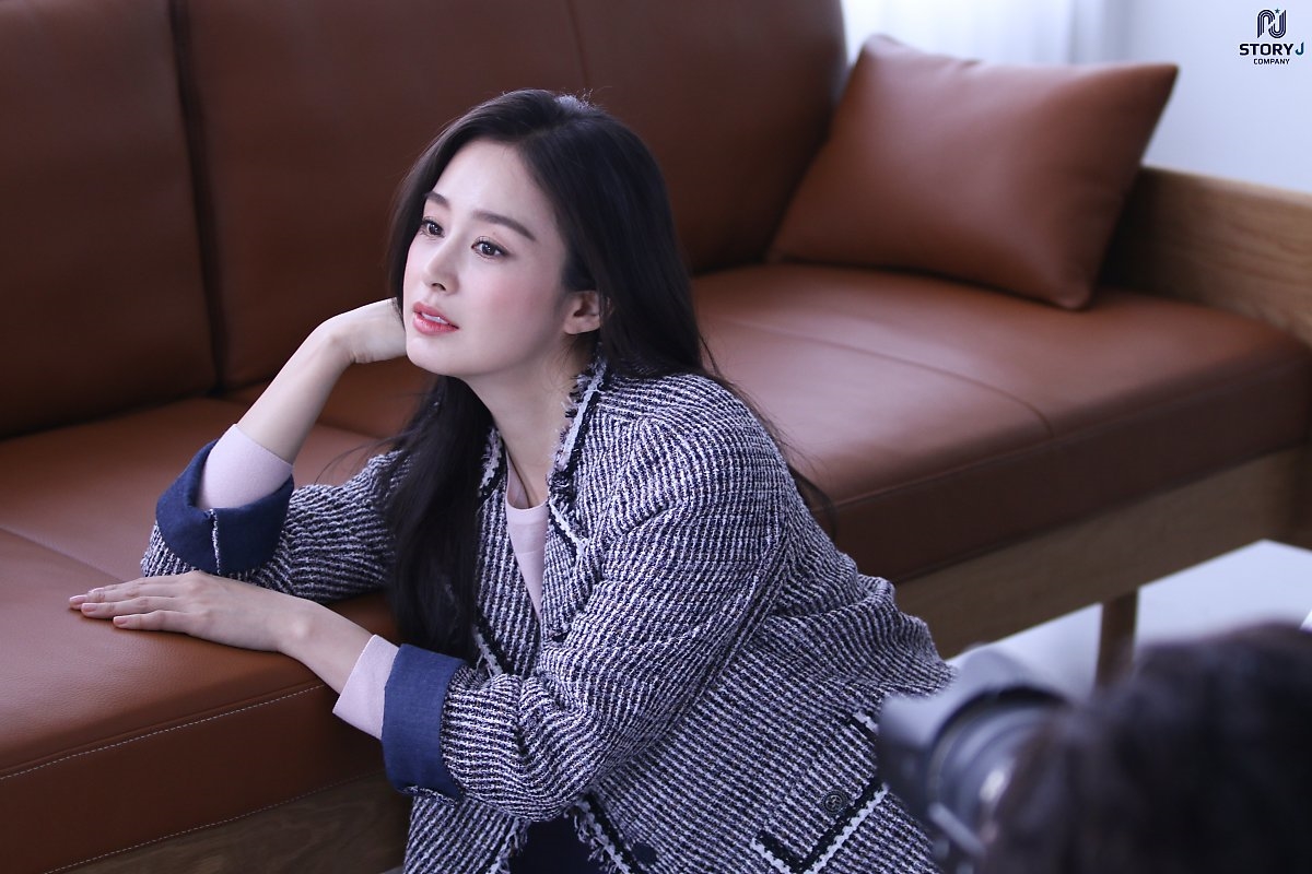 Kim Tae Hee tung bộ ảnh quảng cáo mới cực thanh lịch, duyên dáng