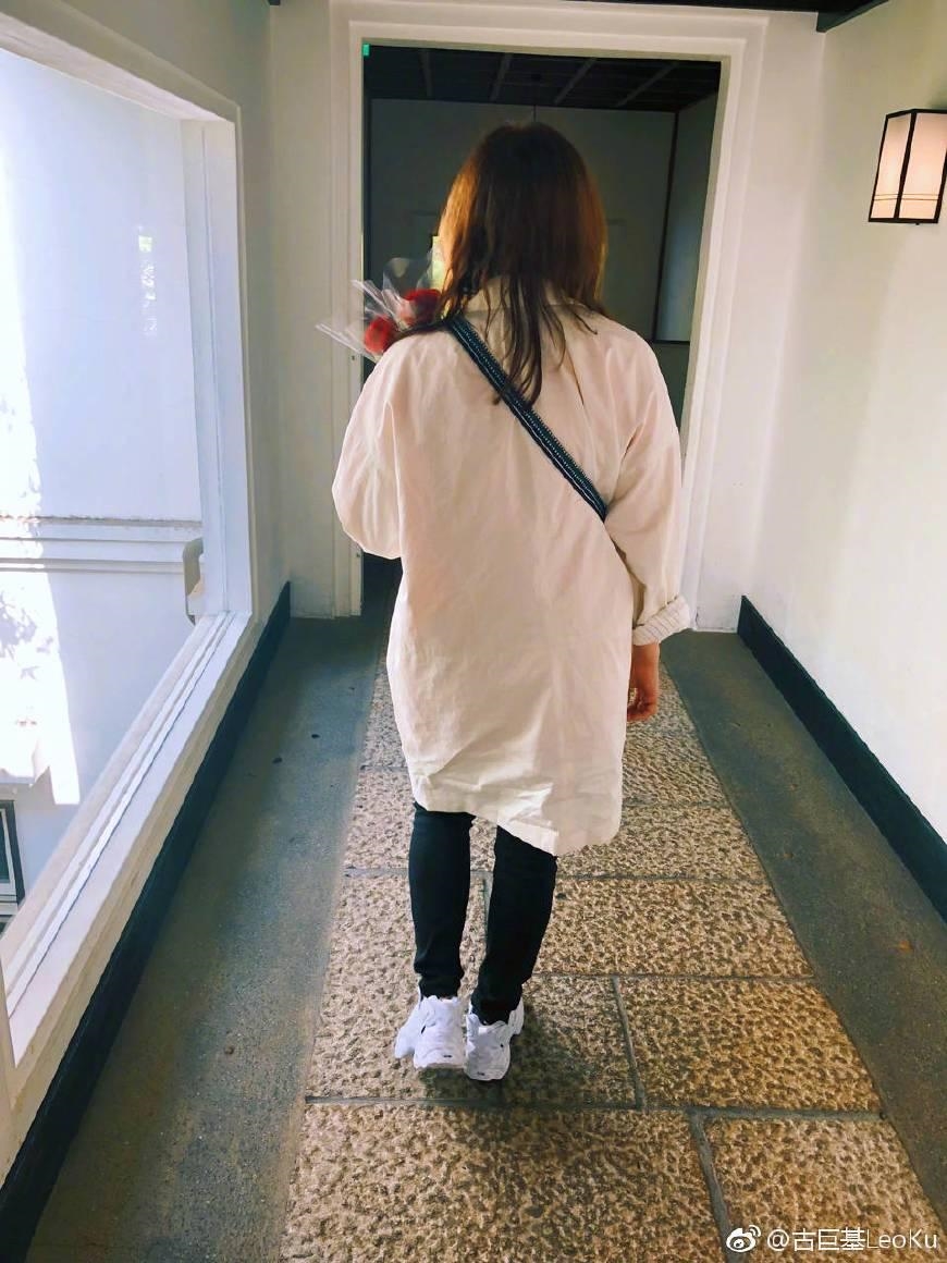 Cổ Cự Cơ khoe niềm vui lên chức bố với bà xã trợ lý quen 30 năm