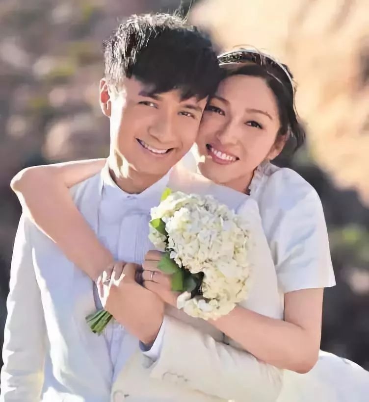 Cổ Cự Cơ khoe niềm vui lên chức bố với bà xã trợ lý quen 30 năm