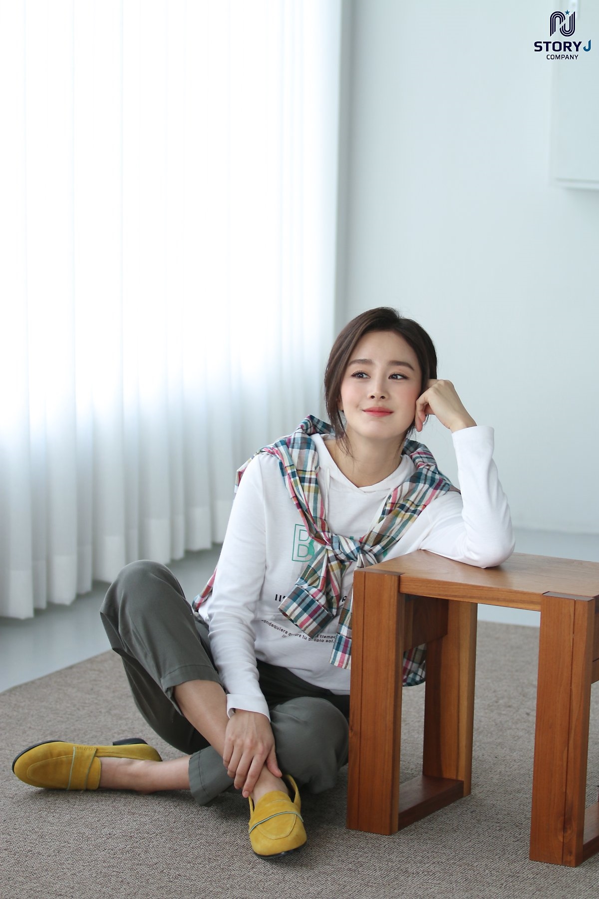 Kim Tae Hee tung bộ ảnh quảng cáo mới cực thanh lịch, duyên dáng