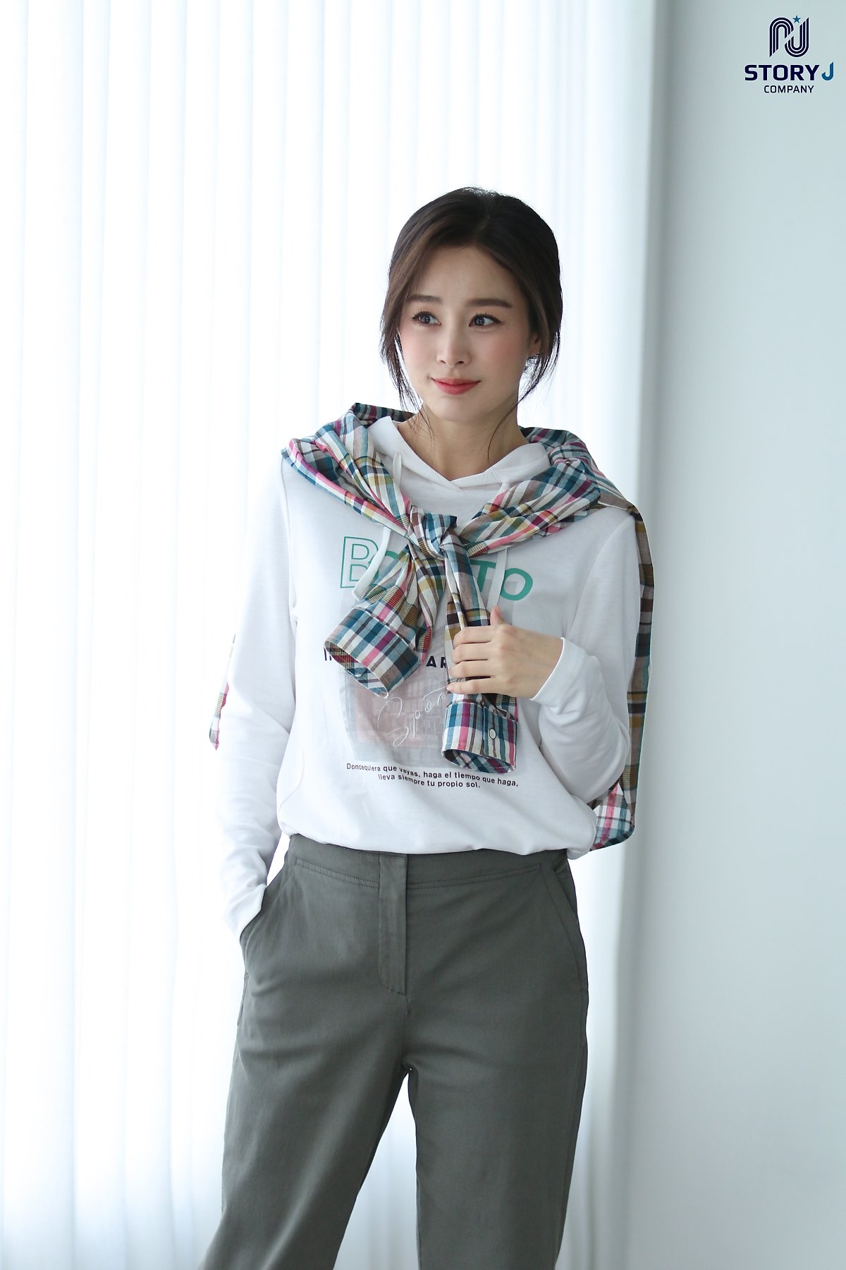 Kim Tae Hee tung bộ ảnh quảng cáo mới cực thanh lịch, duyên dáng