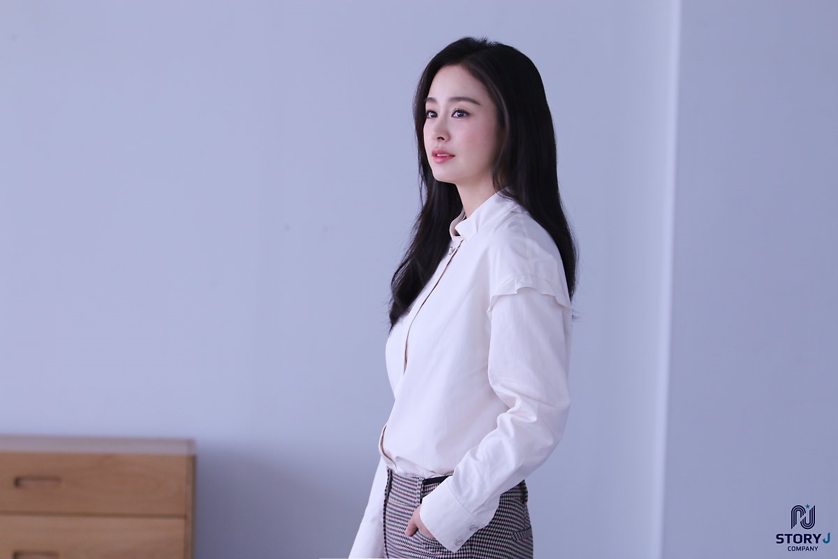 Kim Tae Hee tung bộ ảnh quảng cáo mới cực thanh lịch, duyên dáng
