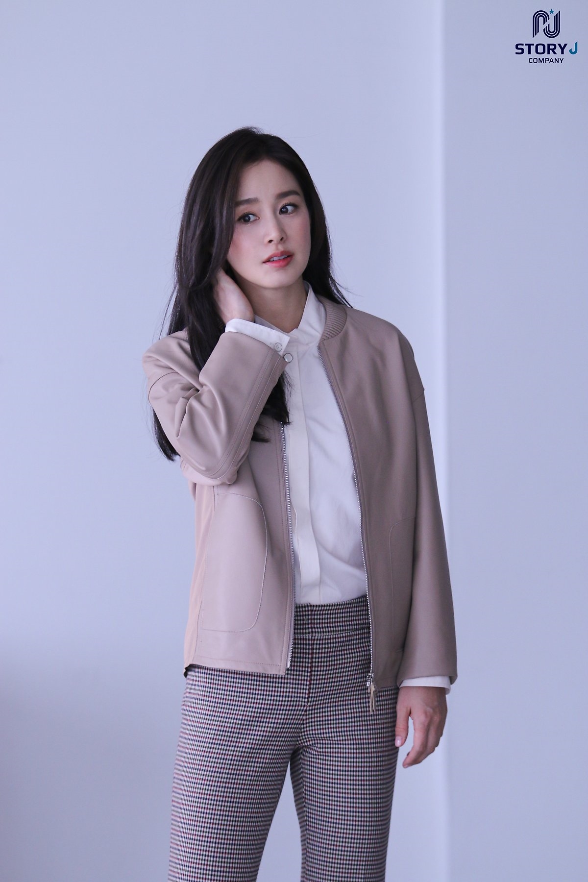 Kim Tae Hee tung bộ ảnh quảng cáo mới cực thanh lịch, duyên dáng