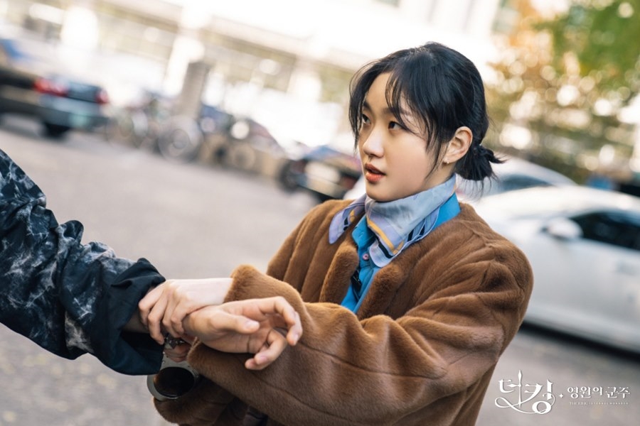 Kim Go Eun tung loạt ảnh đầu tiên trong drama mới đóng cùng Lee Min Ho
