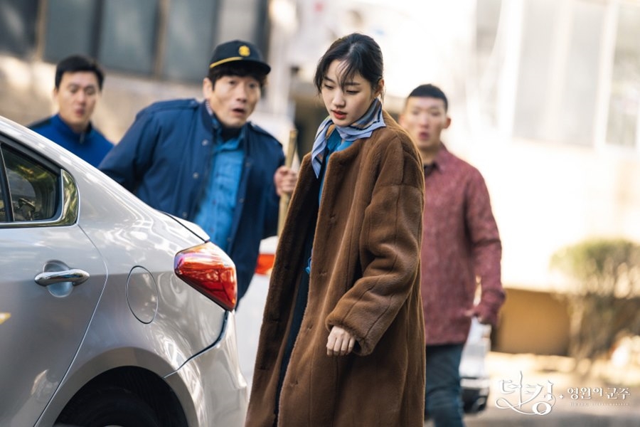 Kim Go Eun tung loạt ảnh đầu tiên trong drama mới đóng cùng Lee Min Ho